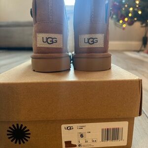 UGG Jona Boot, Toddler, chestnut. NEW IN BOX